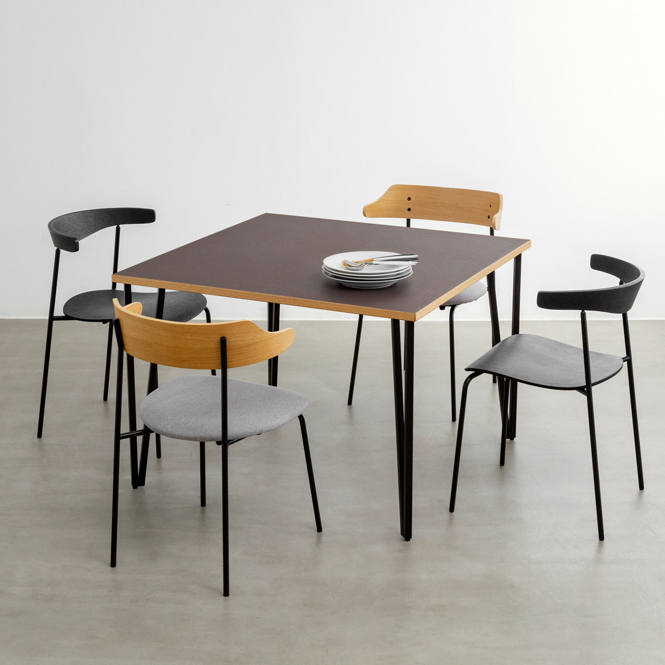 KANADEMONOのリノリウムMauve天板とブラックトライアングルピン4本を組み合わせた一辺100cmスクエア型のカフェテーブル（使用例2）