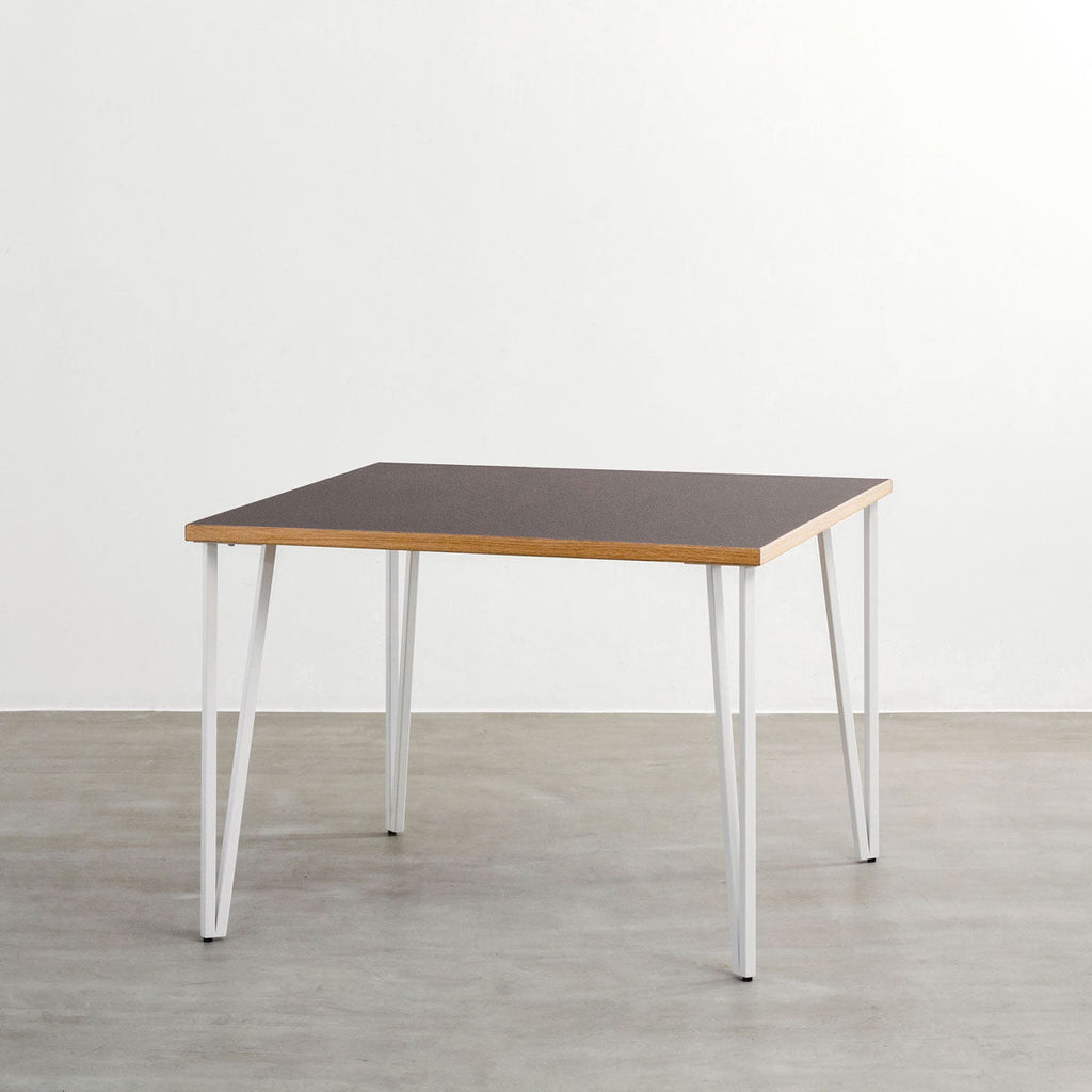 KANADEMONOのリノリウムMauve天板とトライアングルStraightホワイト脚4本を組み合わせた100cmスクエア型のカフェテーブル