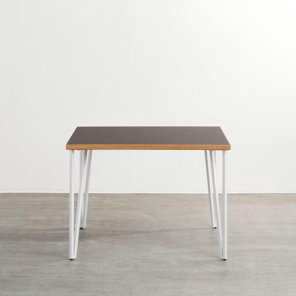 KANADEMONOのリノリウムMauve天板とトライアングルStraightホワイト脚4本を組み合わせた100cmスクエア型のカフェテーブル（正面）