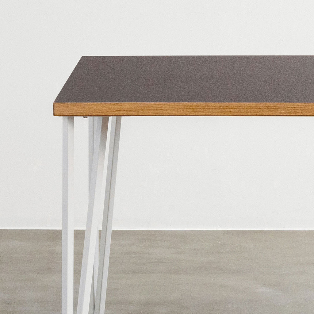 KANADEMONOのリノリウムMauve天板とトライアングルStraightホワイト脚4本を組み合わせた100cmスクエア型のカフェテーブル（天板と脚）