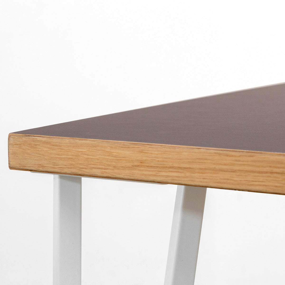 KANADEMONOのリノリウムMauve天板とトライアングルStraightホワイト脚4本を組み合わせた100cmスクエア型のカフェテーブル（天板エッジ）