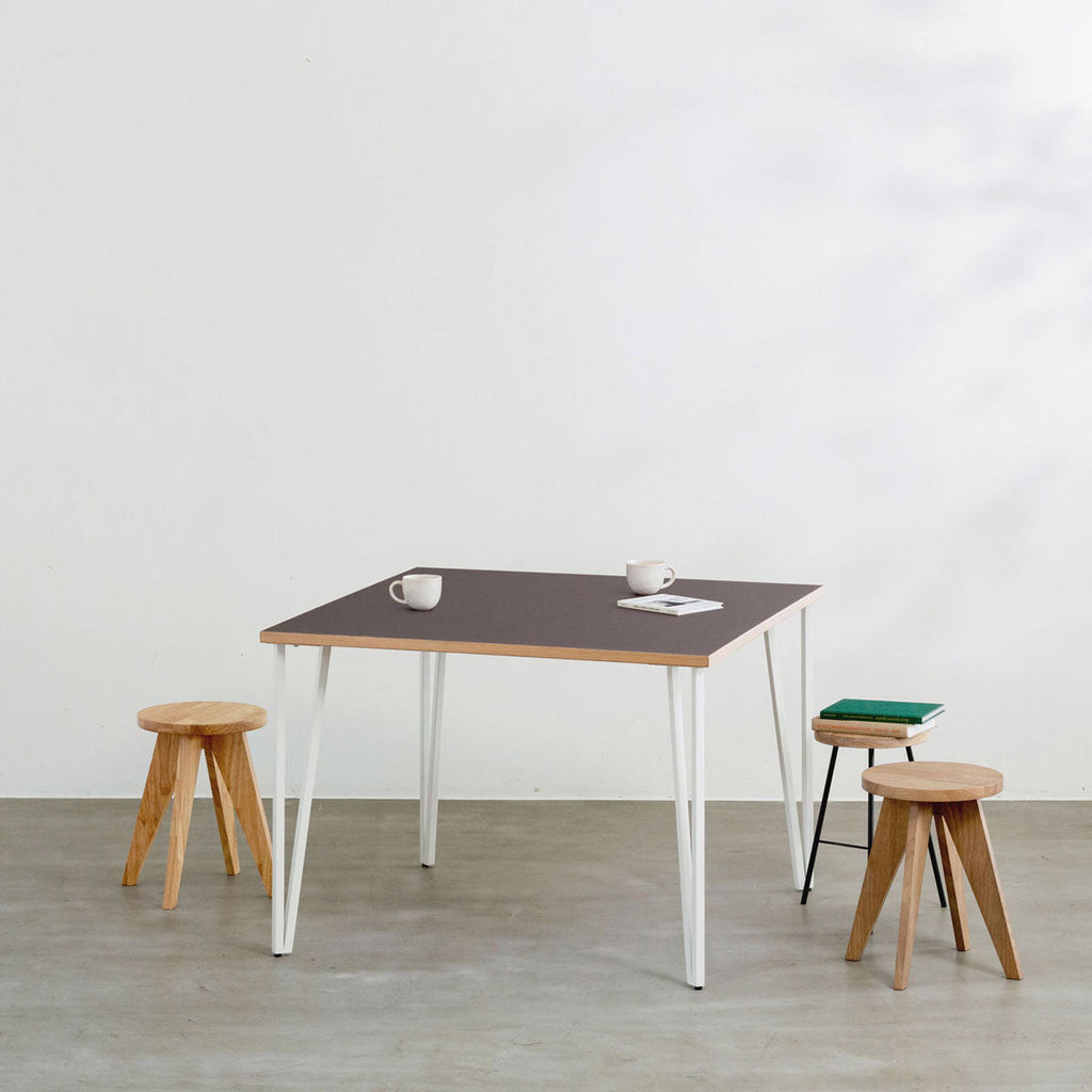 KANADEMONOのリノリウムMauve天板とトライアングルStraightホワイト脚4本を組み合わせた100cmスクエア型のカフェテーブル（使用例）
