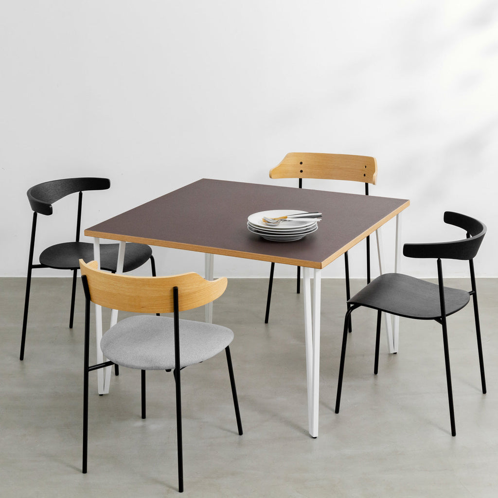 KANADEMONOのリノリウムMauve天板とトライアングルStraightホワイト脚4本を組み合わせた100cmスクエア型のカフェテーブル（使用例）