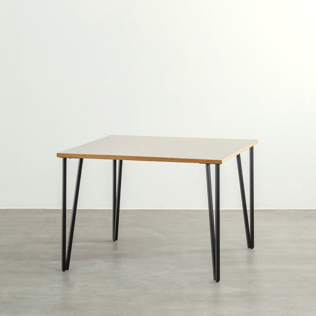 KANADEMONOのリノリウムMashroom天板とブラックトライアングルピン4本を組み合わせた一辺100cmスクエア型のカフェテーブル