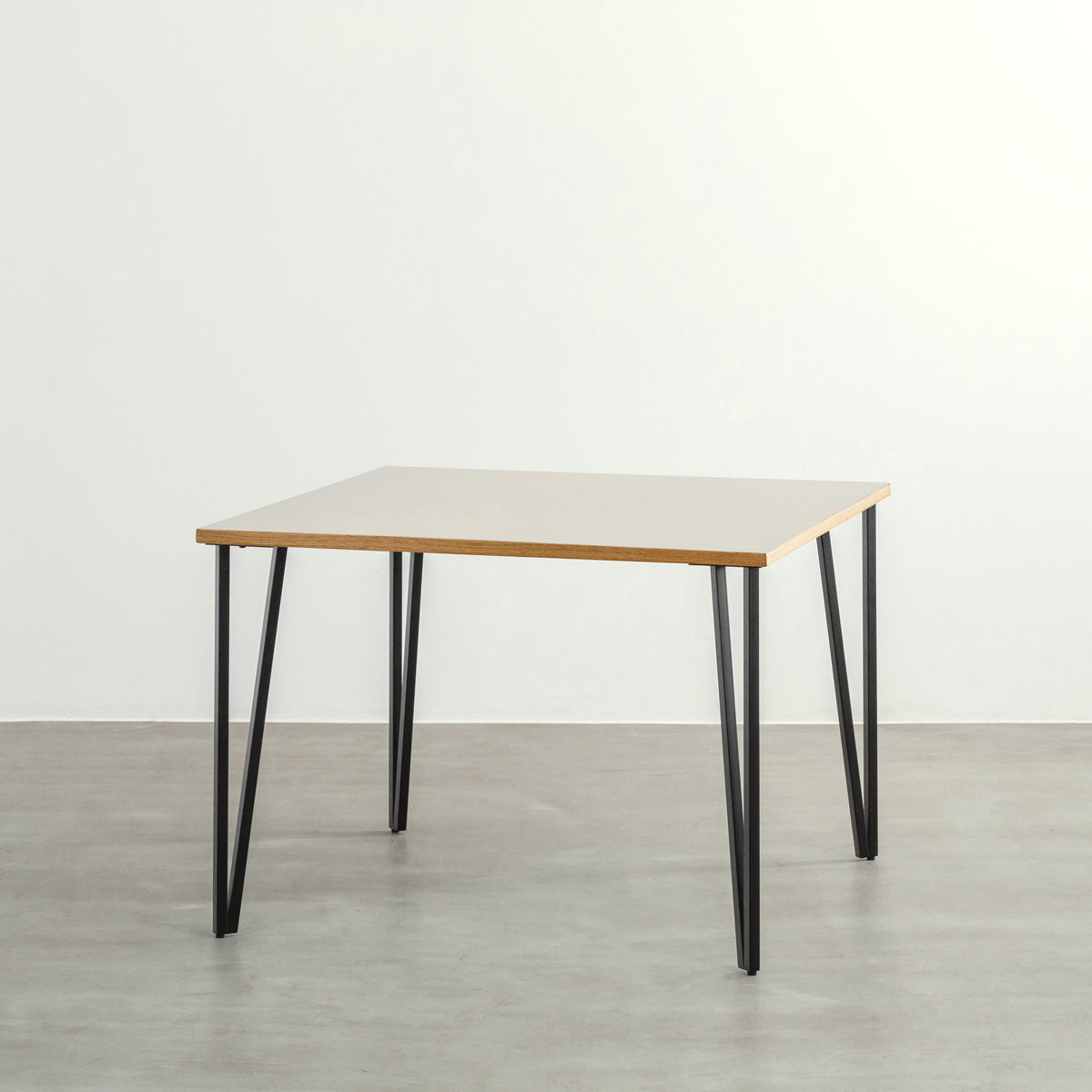 KANADEMONOのリノリウムMashroom天板とブラックトライアングルピン4本を組み合わせた一辺100cmスクエア型のカフェテーブル