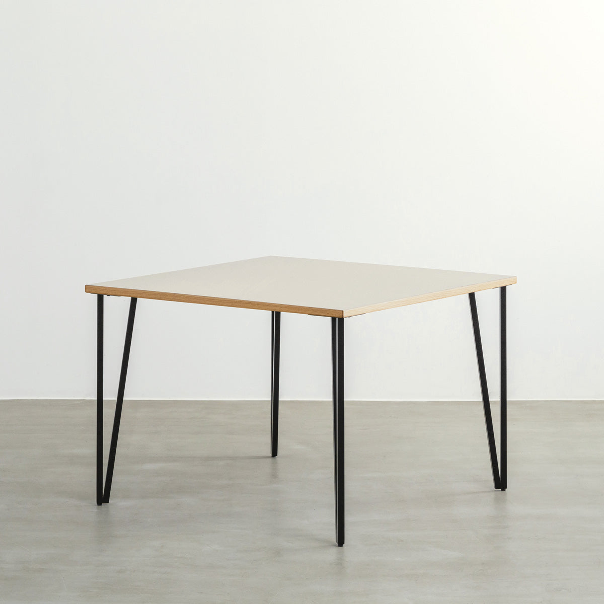 KANADEMONOのリノリウムMashroom天板とブラックトライアングルピン4本を組み合わせた一辺100cmスクエア型のカフェテーブル2