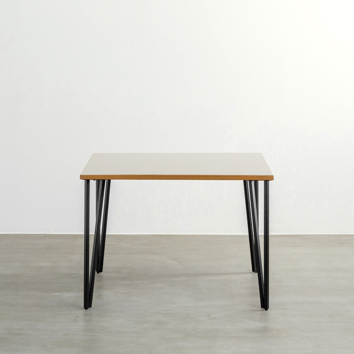 KANADEMONOのリノリウムMashroom天板とブラックトライアングルピン4本を組み合わせた一辺100cmスクエア型のカフェテーブル（正面）