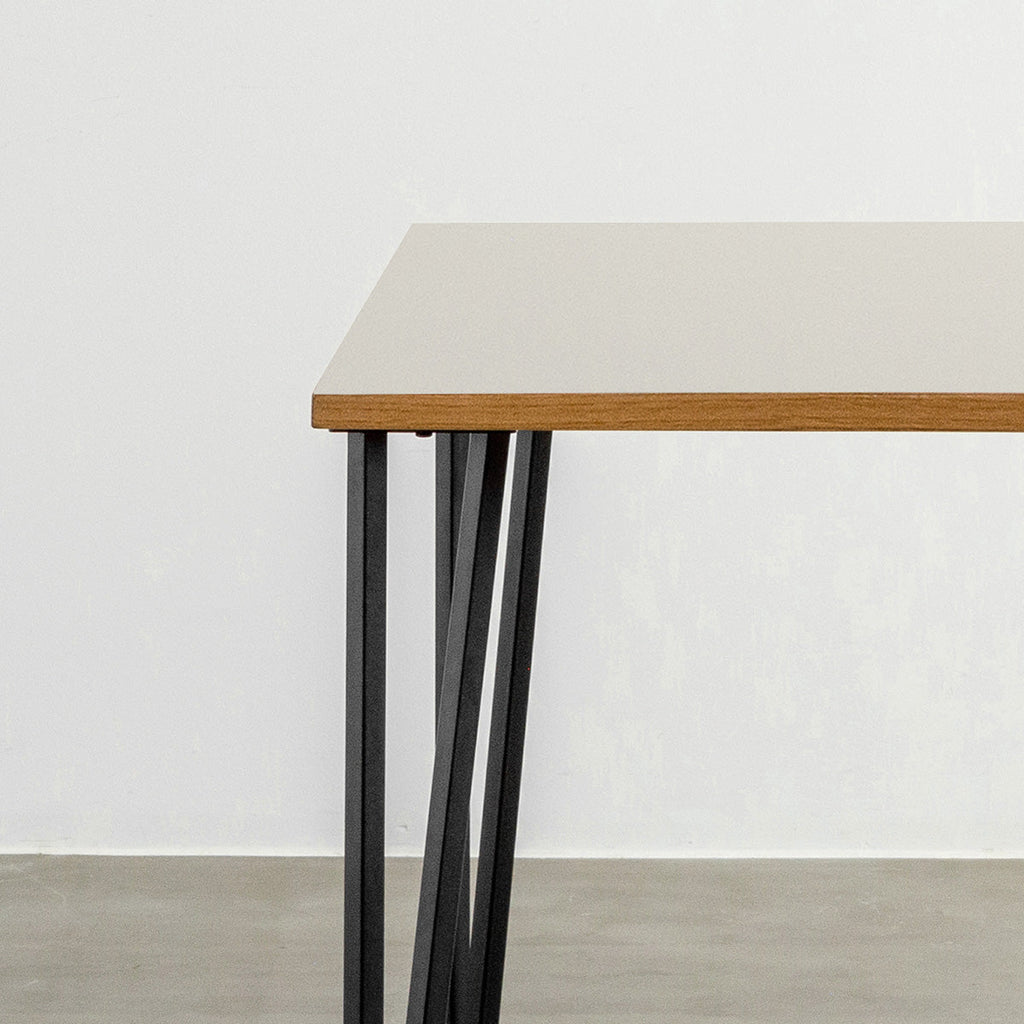 KANADEMONOのリノリウムMashroom天板とブラックトライアングルピン4本を組み合わせた一辺100cmスクエア型のカフェテーブル（天板と脚2）