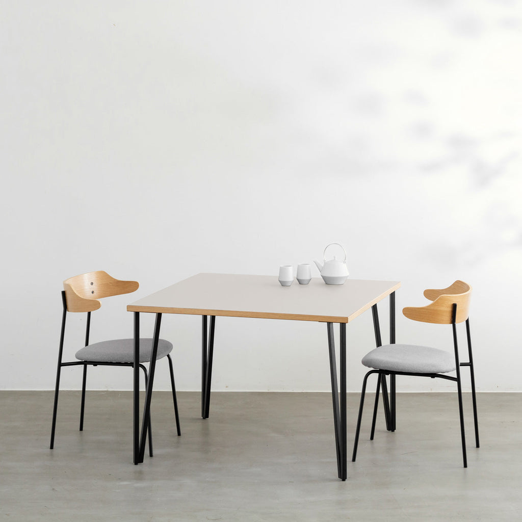 KANADEMONOのリノリウムMashroom天板とブラックトライアングルピン4本を組み合わせた一辺100cmスクエア型のカフェテーブル（使用例）