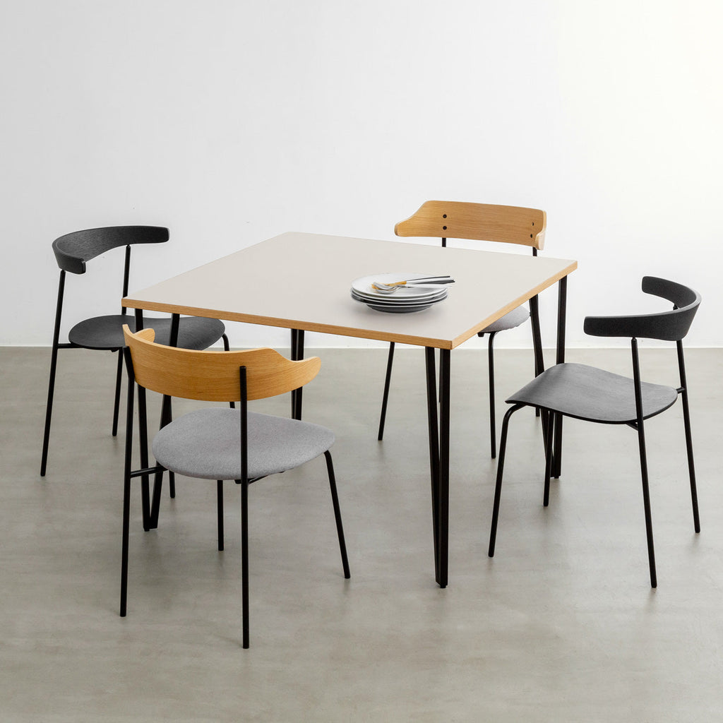 KANADEMONOのリノリウムMashroom天板とブラックトライアングルピン4本を組み合わせた一辺100cmスクエア型のカフェテーブル（使用例2）