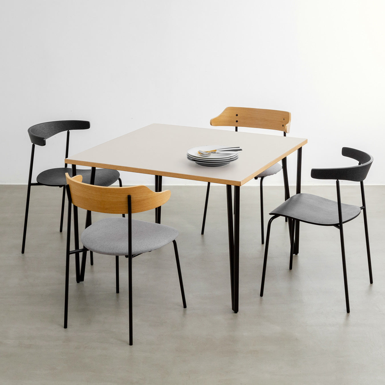 KANADEMONOのリノリウムMashroom天板とブラックトライアングルピン4本を組み合わせた一辺100cmスクエア型のカフェテーブル（使用例2）