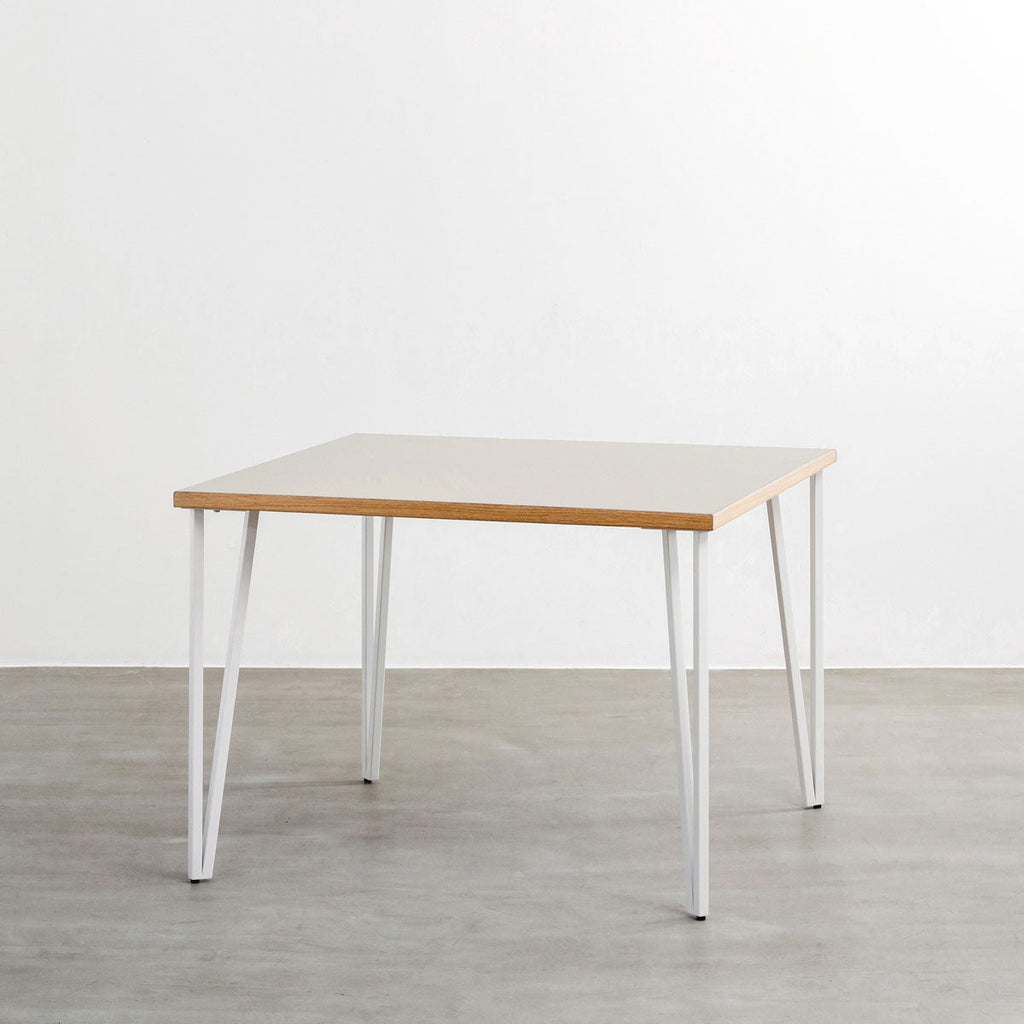 KANADEMONOのリノリウムMushroom天板とトライアングルStraightホワイト脚4本を組み合わせた100cmスクエア型のカフェテーブル