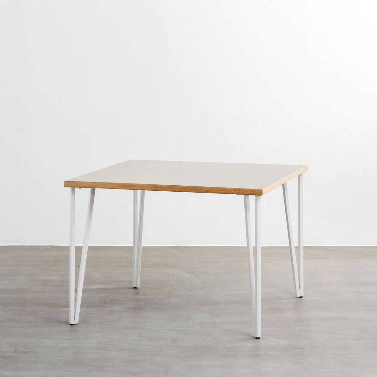 KANADEMONOのリノリウムMushroom天板とトライアングルStraightホワイト脚4本を組み合わせた100cmスクエア型のカフェテーブル