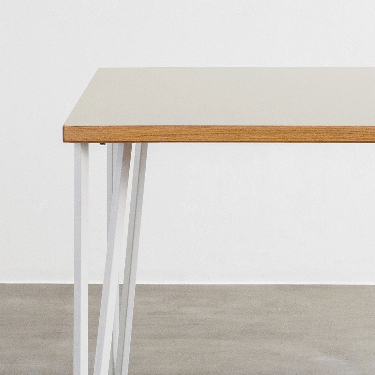 KANADEMONOのリノリウムMushroom天板とトライアングルStraightホワイト脚4本を組み合わせた100cmスクエア型のカフェテーブル（天板と脚）