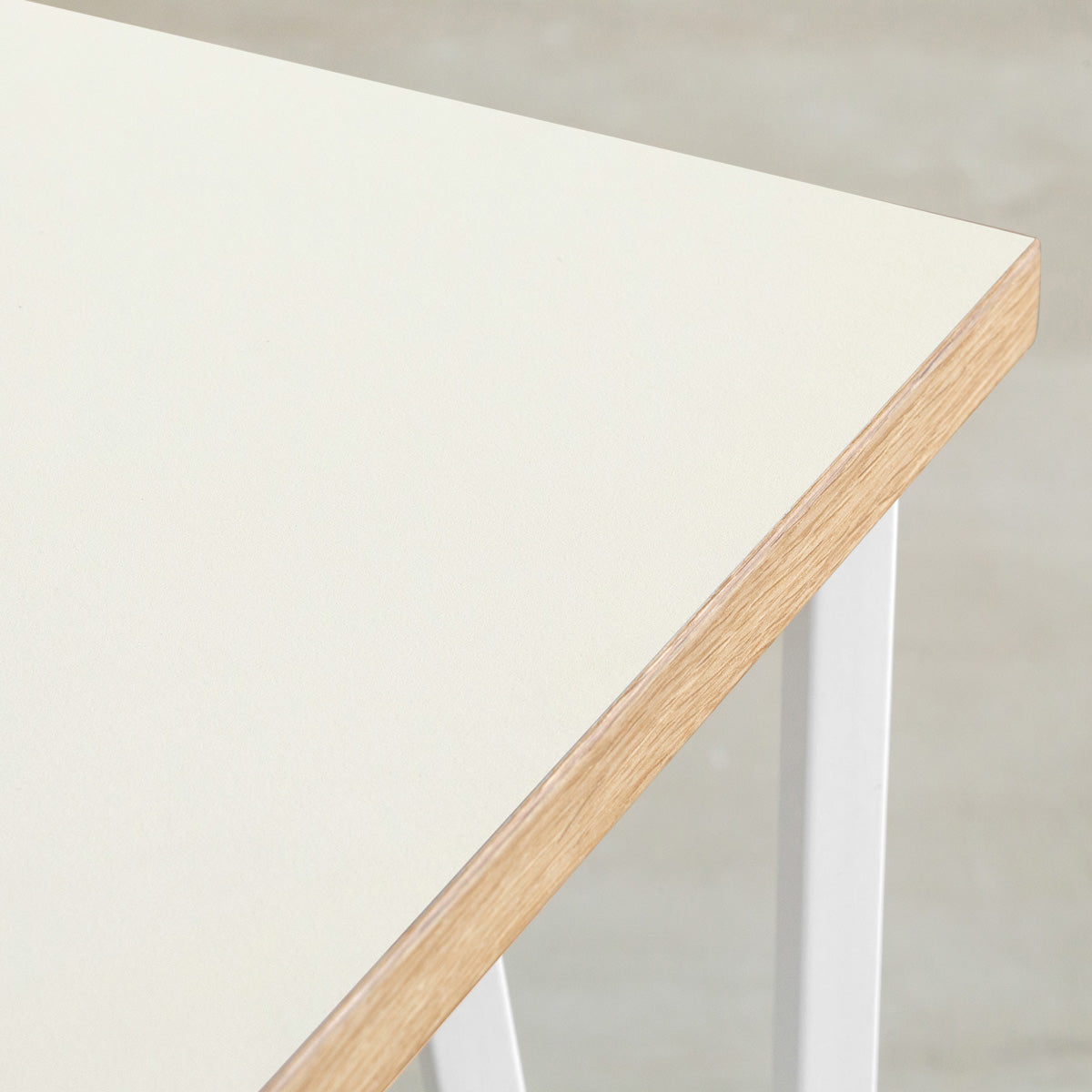 KANADEMONOのリノリウムMushroom天板とトライアングルStraightホワイト脚4本を組み合わせた100cmスクエア型のカフェテーブル（天板）