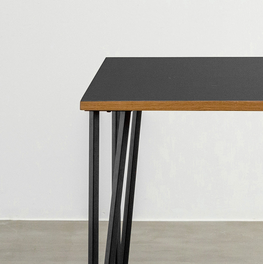 KANADEMONOのリノリウムNero天板とブラックトライアングルピン4本を組み合わせた一辺100cmスクエア型のカフェテーブル（天板と脚2）