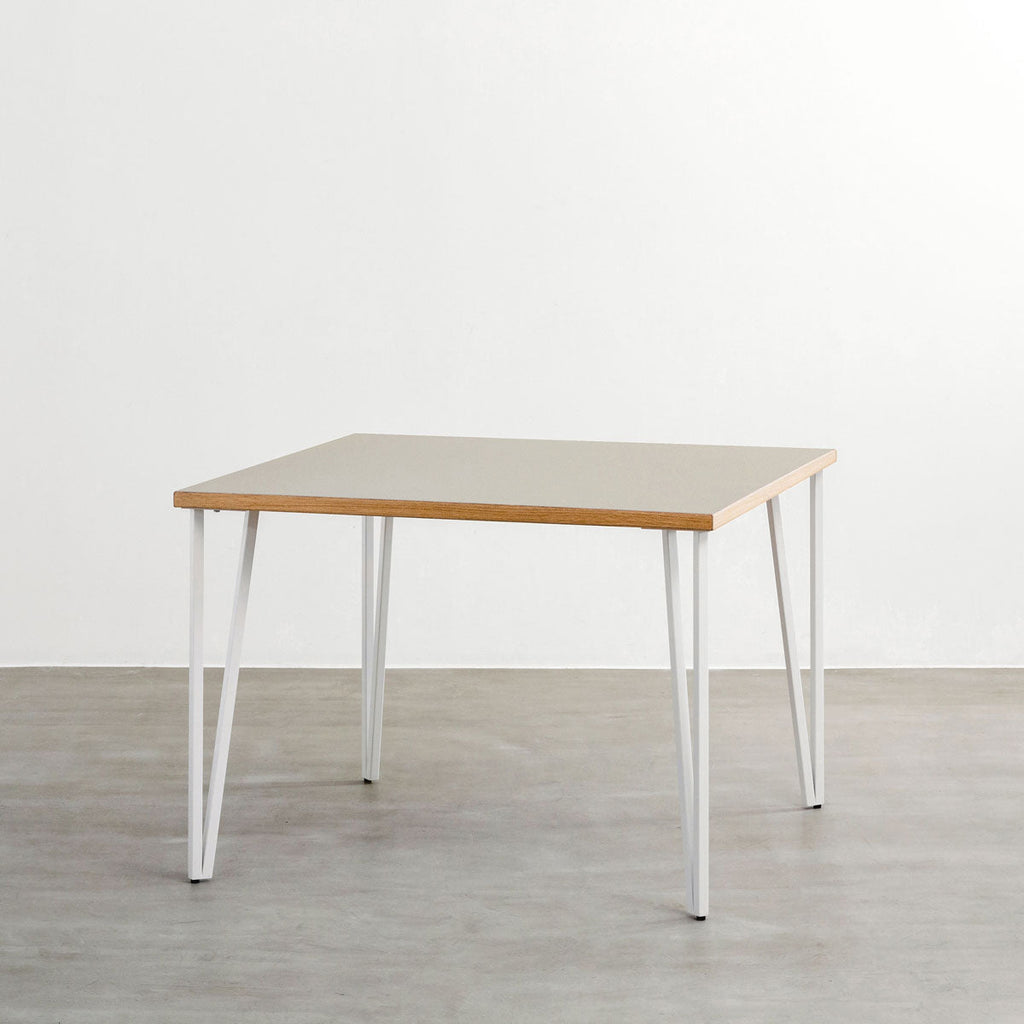 KANADEMONOのリノリウムPebble天板とトライアングルStraightホワイト脚4本を組み合わせた100cmスクエア型のカフェテーブル