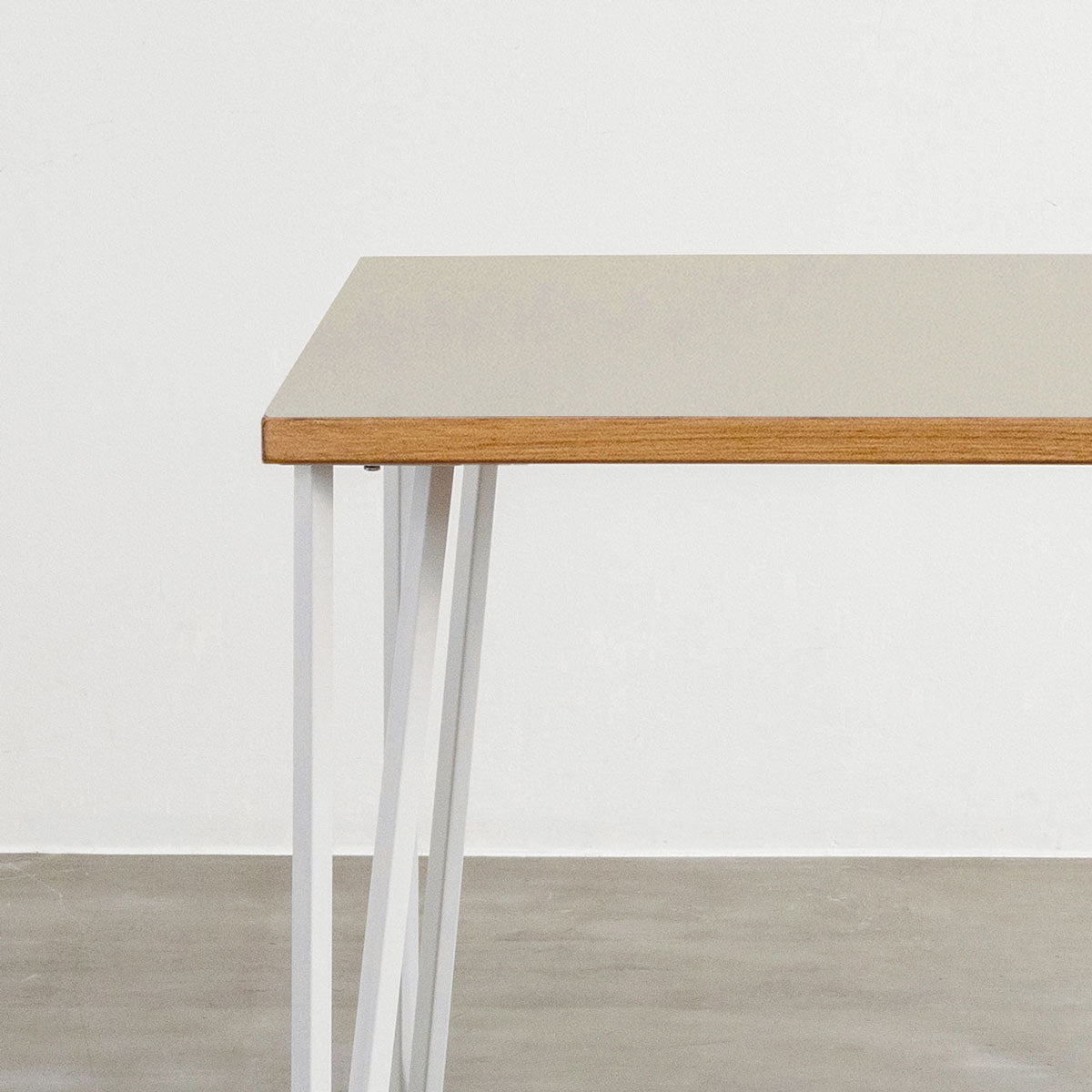 KANADEMONOのリノリウムPebble天板とトライアングルStraightホワイト脚4本を組み合わせた100cmスクエア型のカフェテーブル（天板と脚）