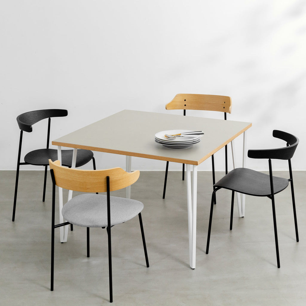 KANADEMONOのリノリウムPebble天板とトライアングルStraightホワイト脚4本を組み合わせた100cmスクエア型のカフェテーブル（使用例2）