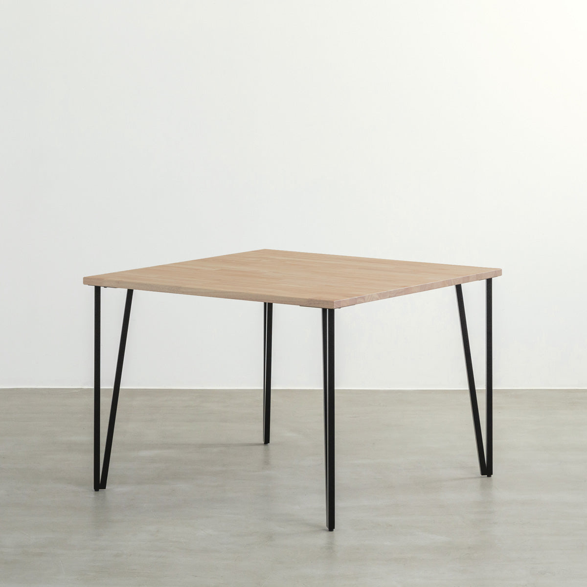 KANADEMONOのラバーウッドアッシュとブラックトライアングルピン4本を組み合わせた一辺100cmスクエア型のカフェテーブル1