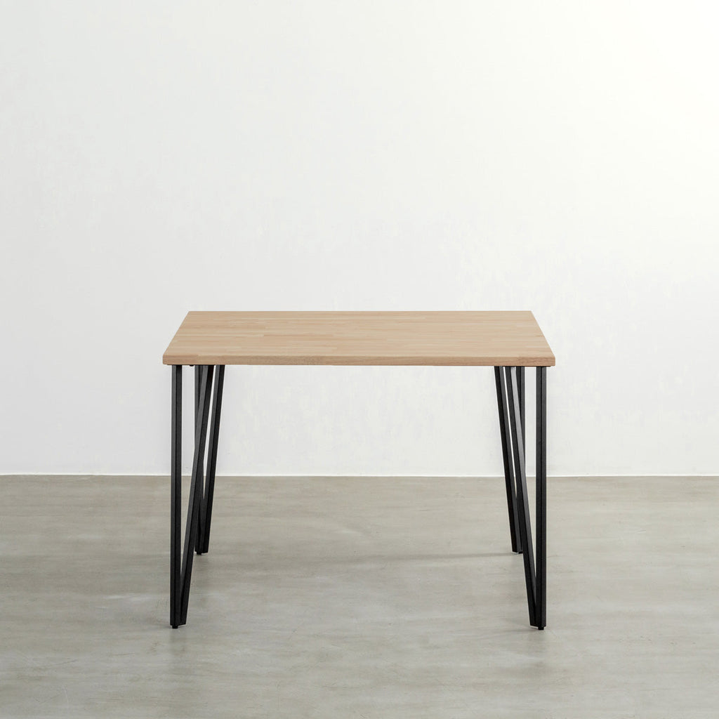 KANADEMONOのラバーウッドアッシュとブラックトライアングルピン4本を組み合わせた一辺100cmスクエア型のカフェテーブル2