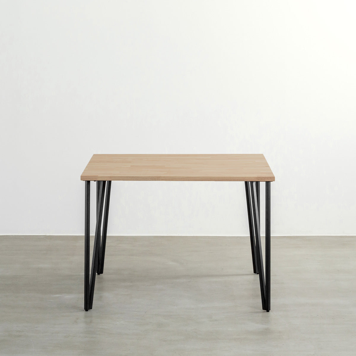 KANADEMONOのラバーウッドアッシュとブラックトライアングルピン4本を組み合わせた一辺100cmスクエア型のカフェテーブル2