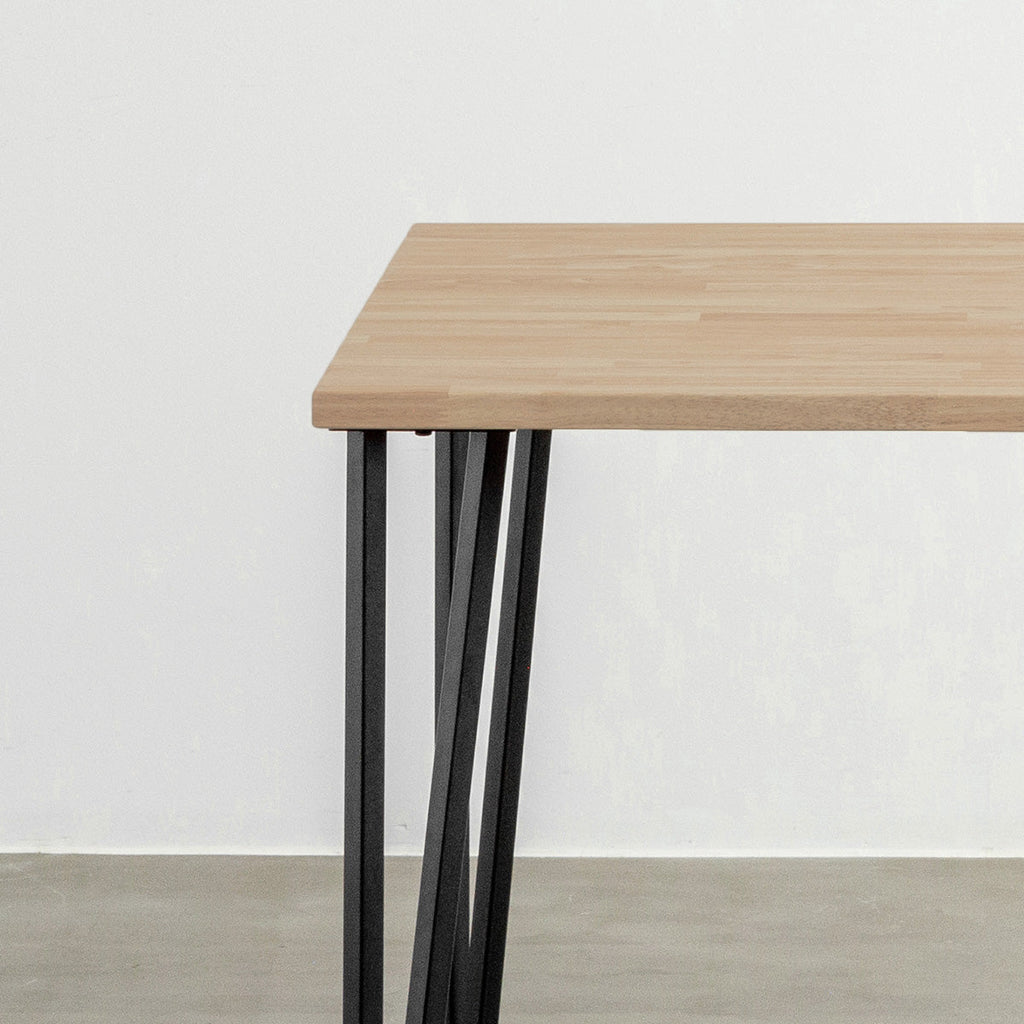 KANADEMONOのラバーウッドアッシュとブラックトライアングルピン4本を組み合わせた一辺100cmスクエア型のカフェテーブル（天板と脚2）