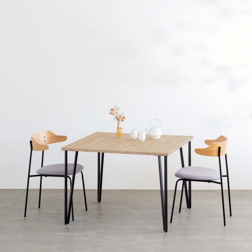 KANADEMONOのラバーウッドアッシュとブラックトライアングルピン4本を組み合わせた一辺100cmスクエア型のカフェテーブルのコーディネート例1