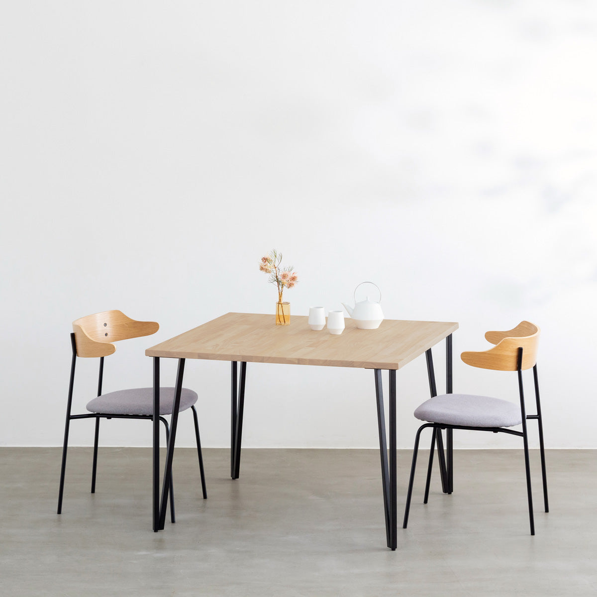 KANADEMONOのラバーウッドアッシュとブラックトライアングルピン4本を組み合わせた一辺100cmスクエア型のカフェテーブルのコーディネート例1