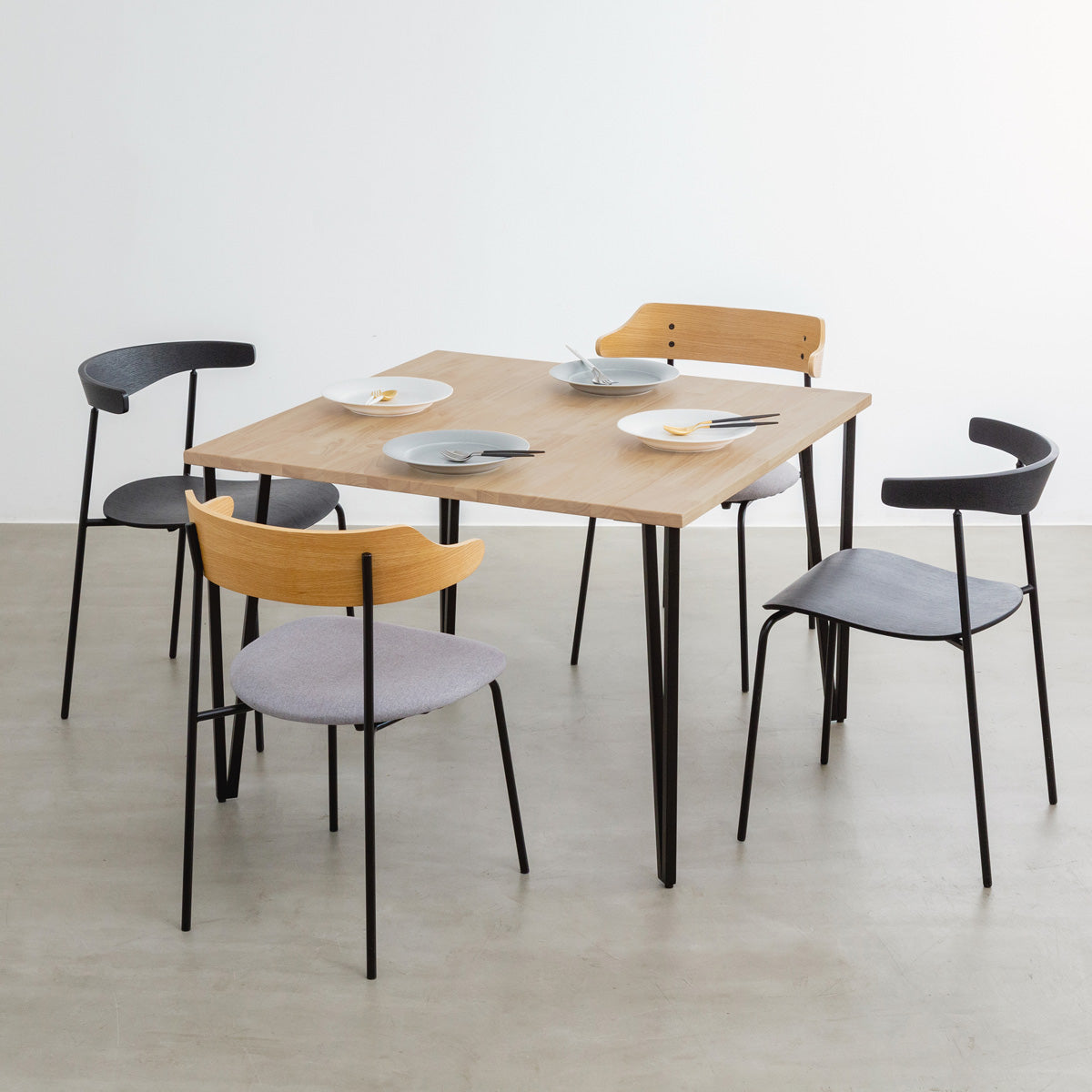 KANADEMONOのラバーウッドアッシュとブラックトライアングルピン4本を組み合わせた一辺100cmスクエア型のカフェテーブルのコーディネート例2