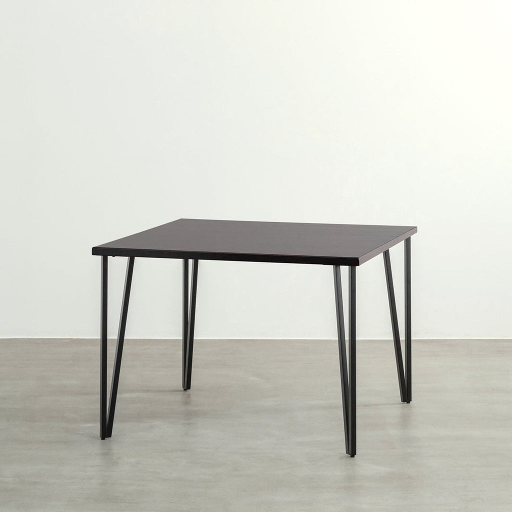 KANADEMONOのラバーウッドブラックブラウンとブラックトライアングルピン4本を組み合わせた一辺100cmスクエア型のカフェテーブル3