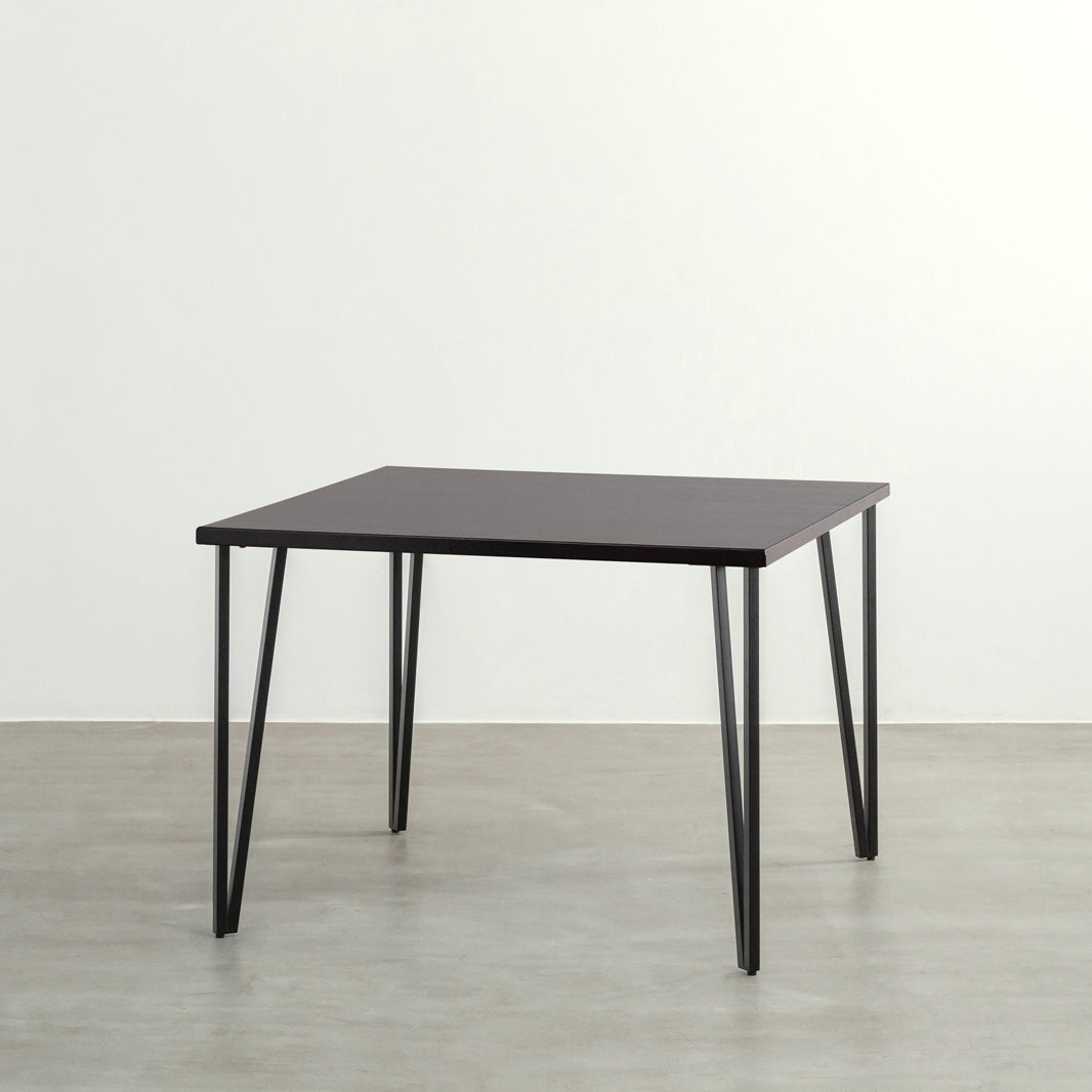 KANADEMONOのラバーウッドブラックブラウンとブラックトライアングルピン4本を組み合わせた一辺100cmスクエア型のカフェテーブル3