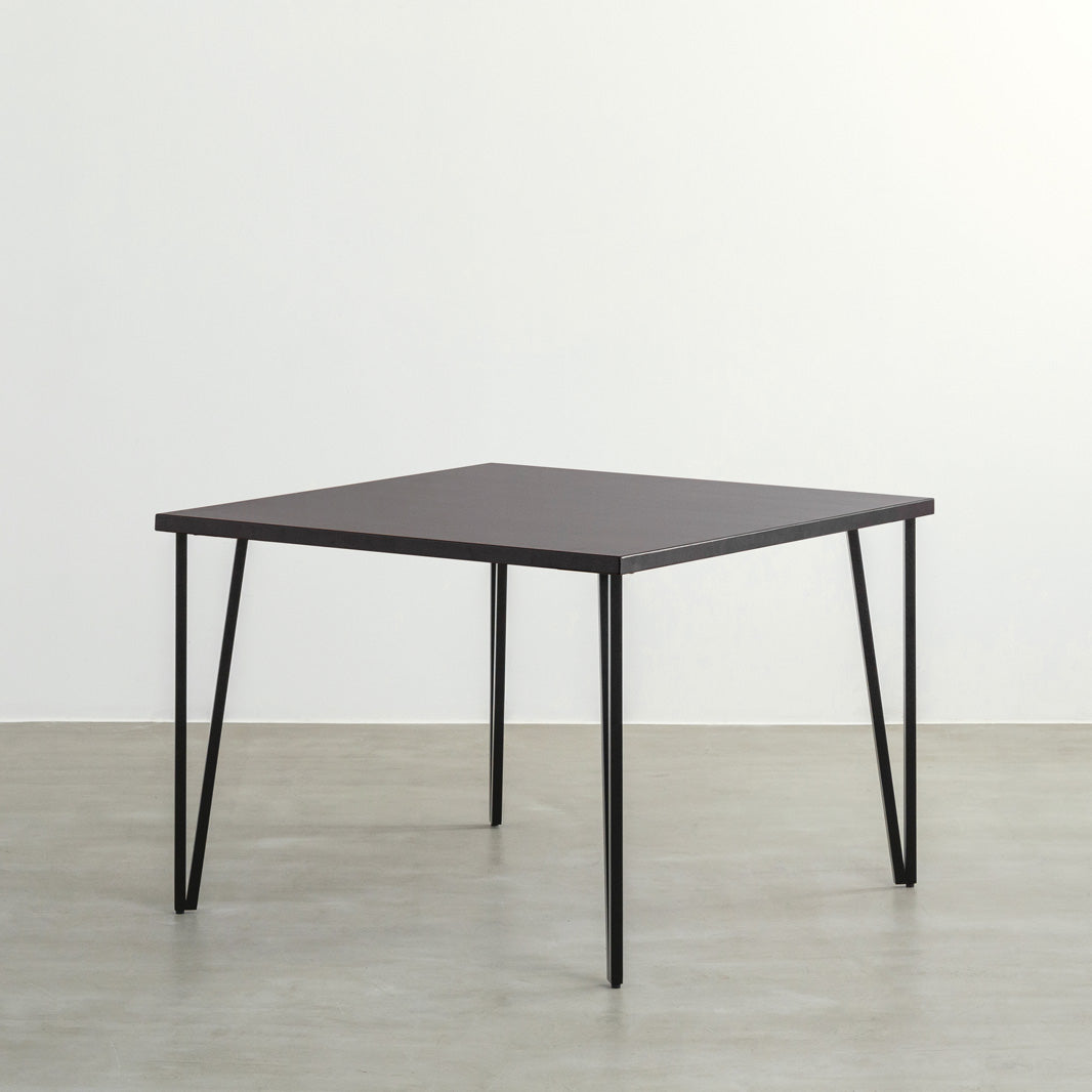 KANADEMONOのラバーウッドブラックブラウンとブラックトライアングルピン4本を組み合わせた一辺100cmスクエア型のカフェテーブル1