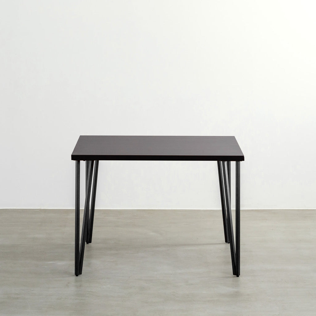 KANADEMONOのラバーウッドブラックブラウンとブラックトライアングルピン4本を組み合わせた一辺100cmスクエア型のカフェテーブル2