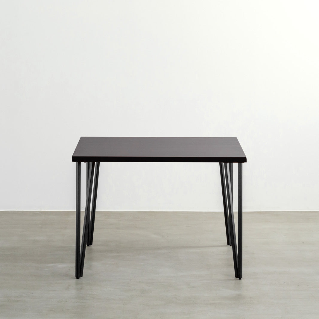 KANADEMONOのラバーウッドブラックブラウンとブラックトライアングルピン4本を組み合わせた一辺100cmスクエア型のカフェテーブル2