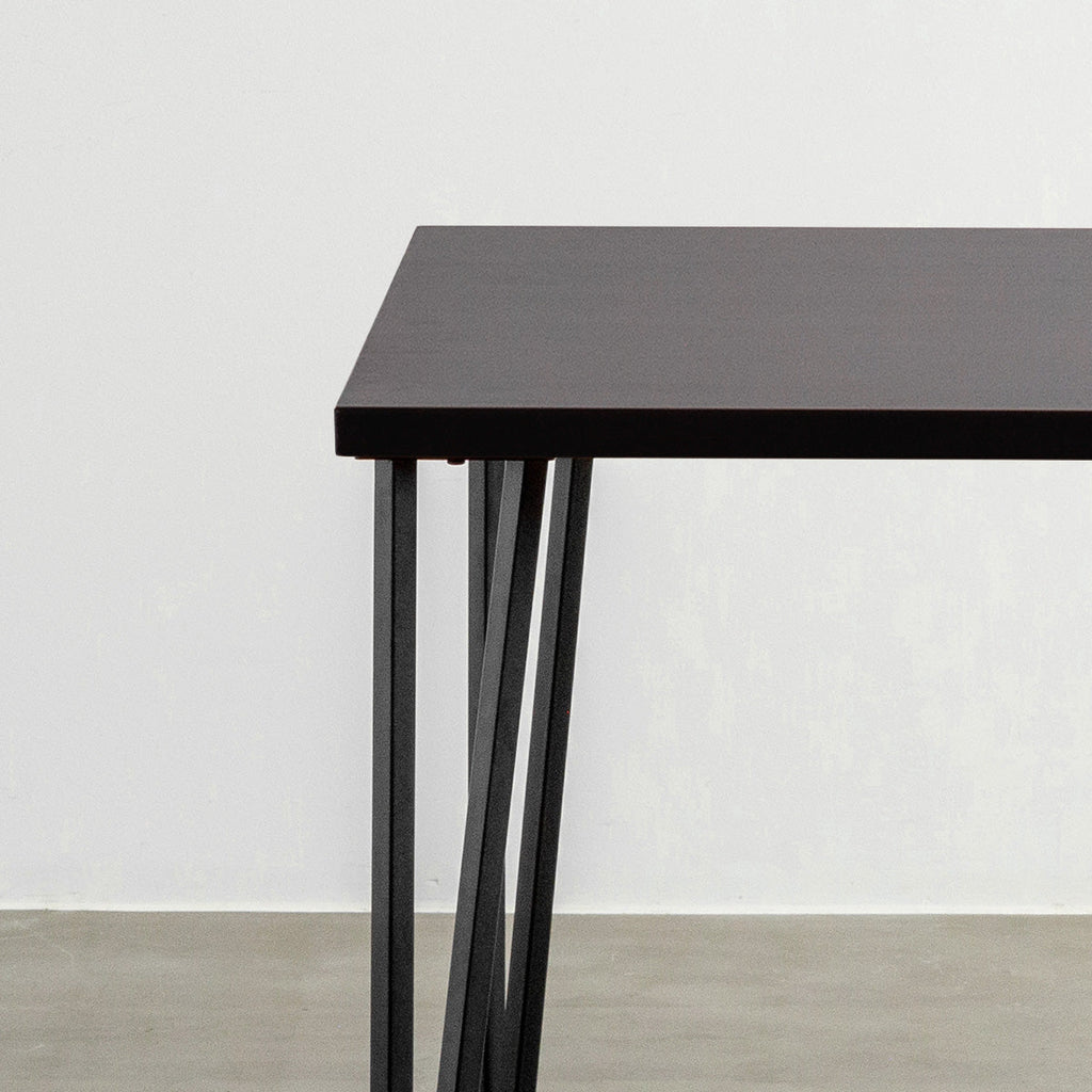 KANADEMONOのラバーウッドブラックブラウンとブラックトライアングルピン4本を組み合わせた一辺100cmスクエア型のカフェテーブル（天板と脚2）