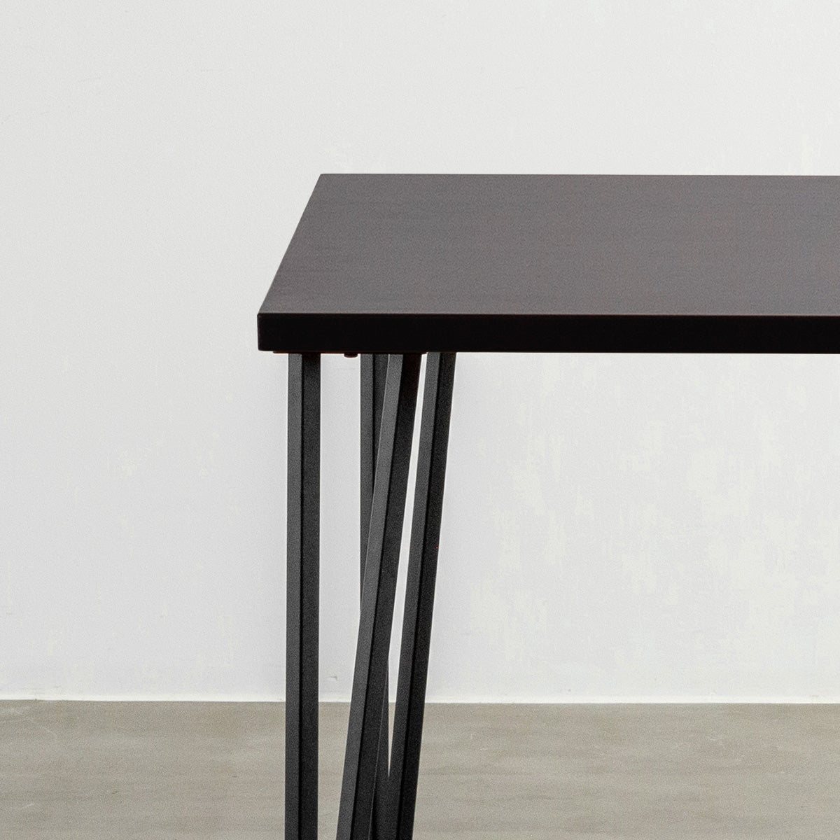 KANADEMONOのラバーウッドブラックブラウンとブラックトライアングルピン4本を組み合わせた一辺100cmスクエア型のカフェテーブル（天板と脚2）