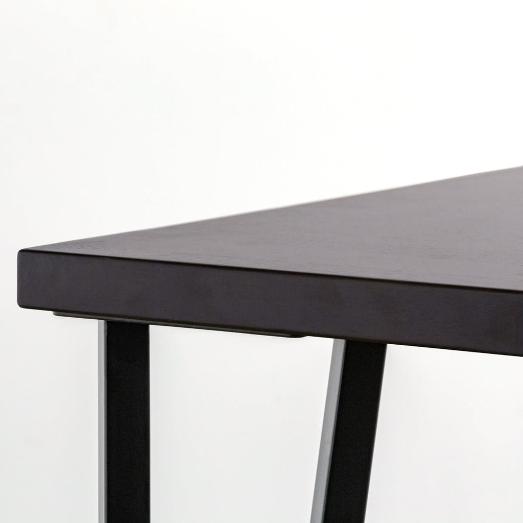 KANADEMONOのラバーウッドブラックブラウンとブラックトライアングルピン4本を組み合わせた一辺100cmスクエア型のカフェテーブル（天板と脚）