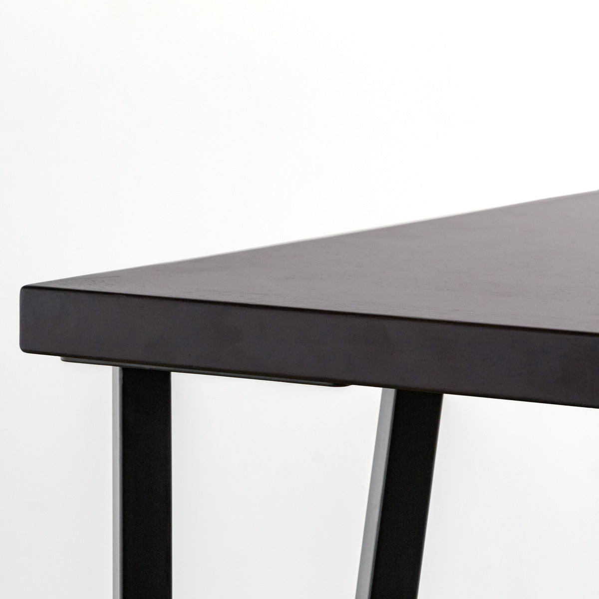 KANADEMONOのラバーウッドブラックブラウンとブラックトライアングルピン4本を組み合わせた一辺100cmスクエア型のカフェテーブル（天板と脚）