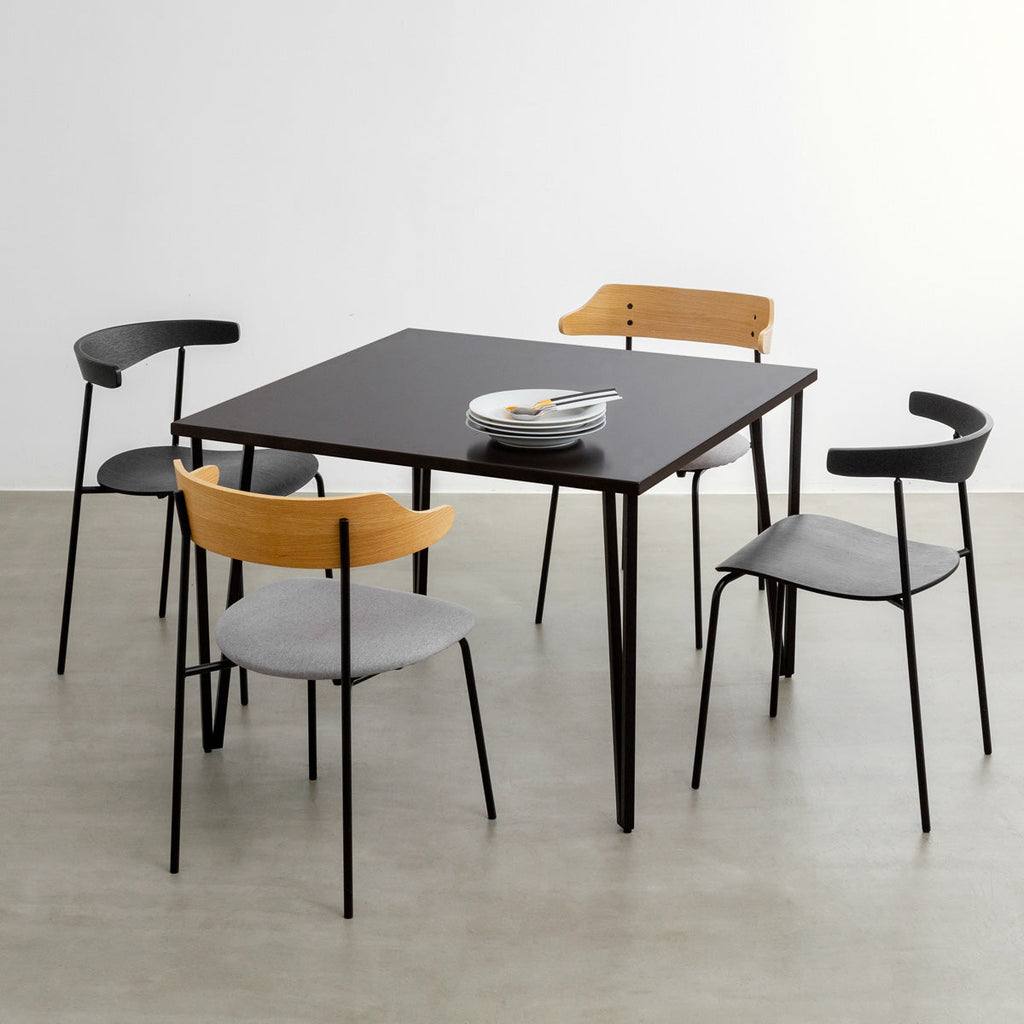 KANADEMONOのラバーウッドブラックブラウンとブラックトライアングルピン4本を組み合わせた一辺100cmスクエア型のカフェテーブルのコーディネート例1