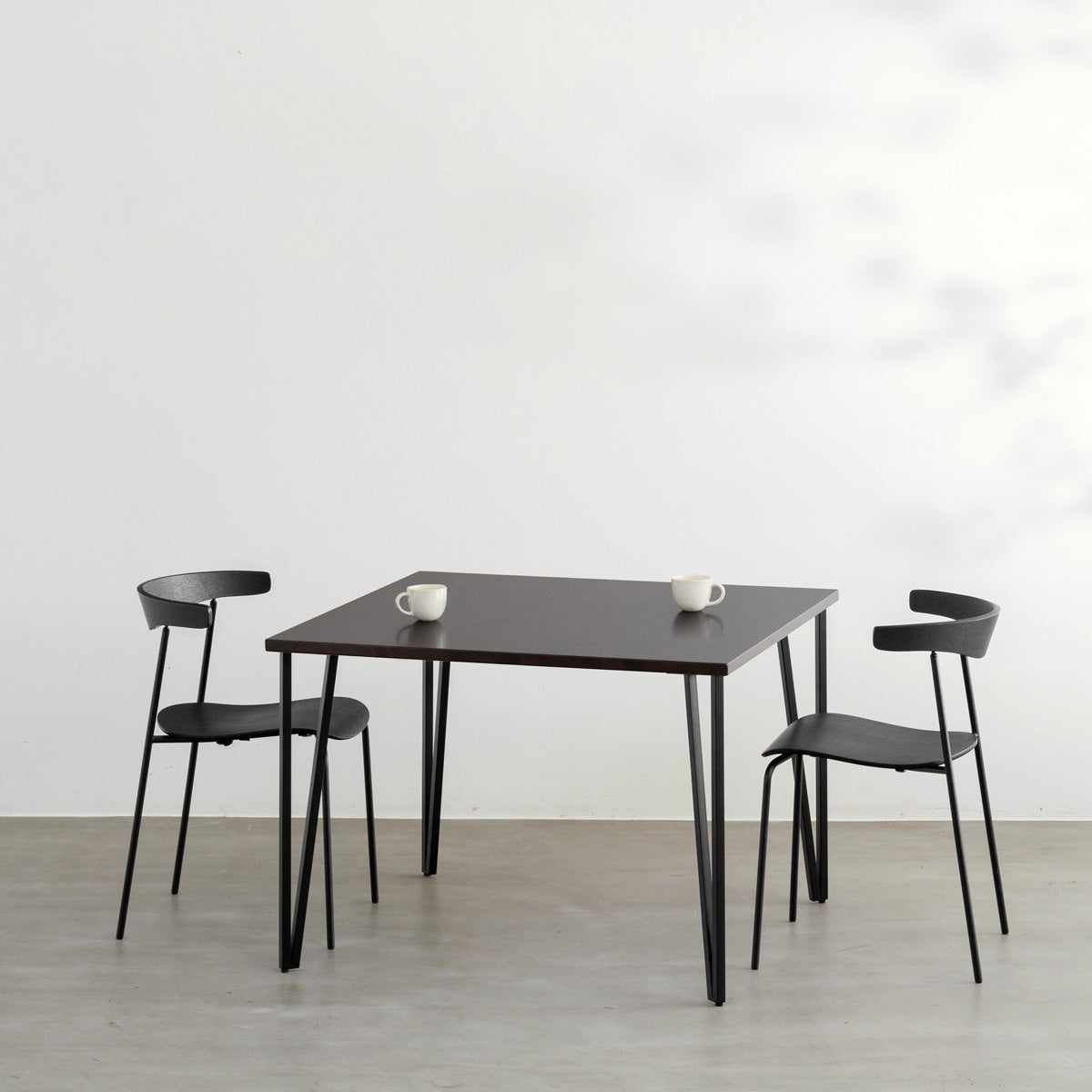 KANADEMONOのラバーウッドブラックブラウンとブラックトライアングルピン4本を組み合わせた一辺100cmスクエア型のカフェテーブルのコーディネート例2