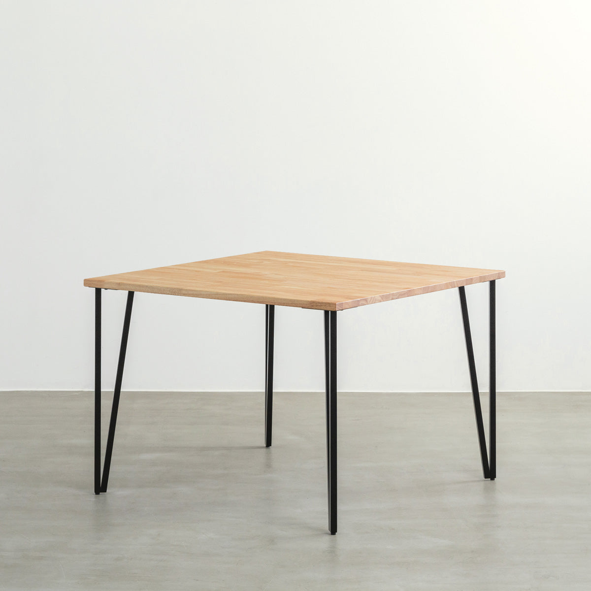 KANADEMONOのラバーウッドナチュラルとブラックトライアングルピン4本を組み合わせた一辺100cmスクエア型のカフェテーブル1