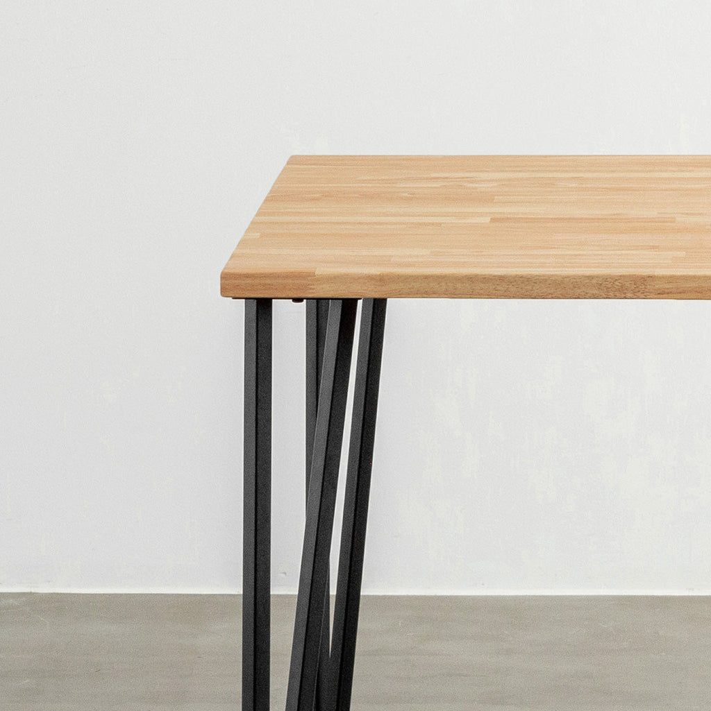 KANADEMONOのラバーウッドナチュラルとブラックトライアングルピン4本を組み合わせた一辺100cmスクエア型のカフェテーブル（天板と脚2）