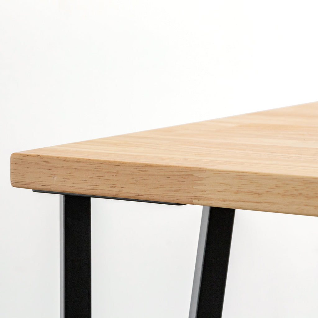 KANADEMONOのラバーウッドナチュラルとブラックトライアングルピン4本を組み合わせた一辺100cmスクエア型のカフェテーブル（天板と脚）