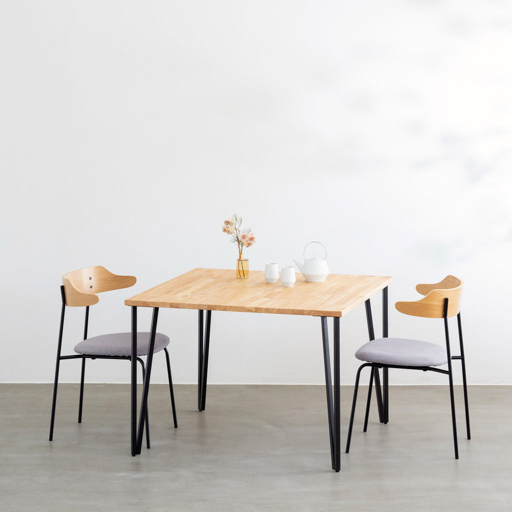 KANADEMONOのラバーウッドナチュラルとブラックトライアングルピン4本を組み合わせた一辺100cmスクエア型のカフェテーブルのコーディネート例1