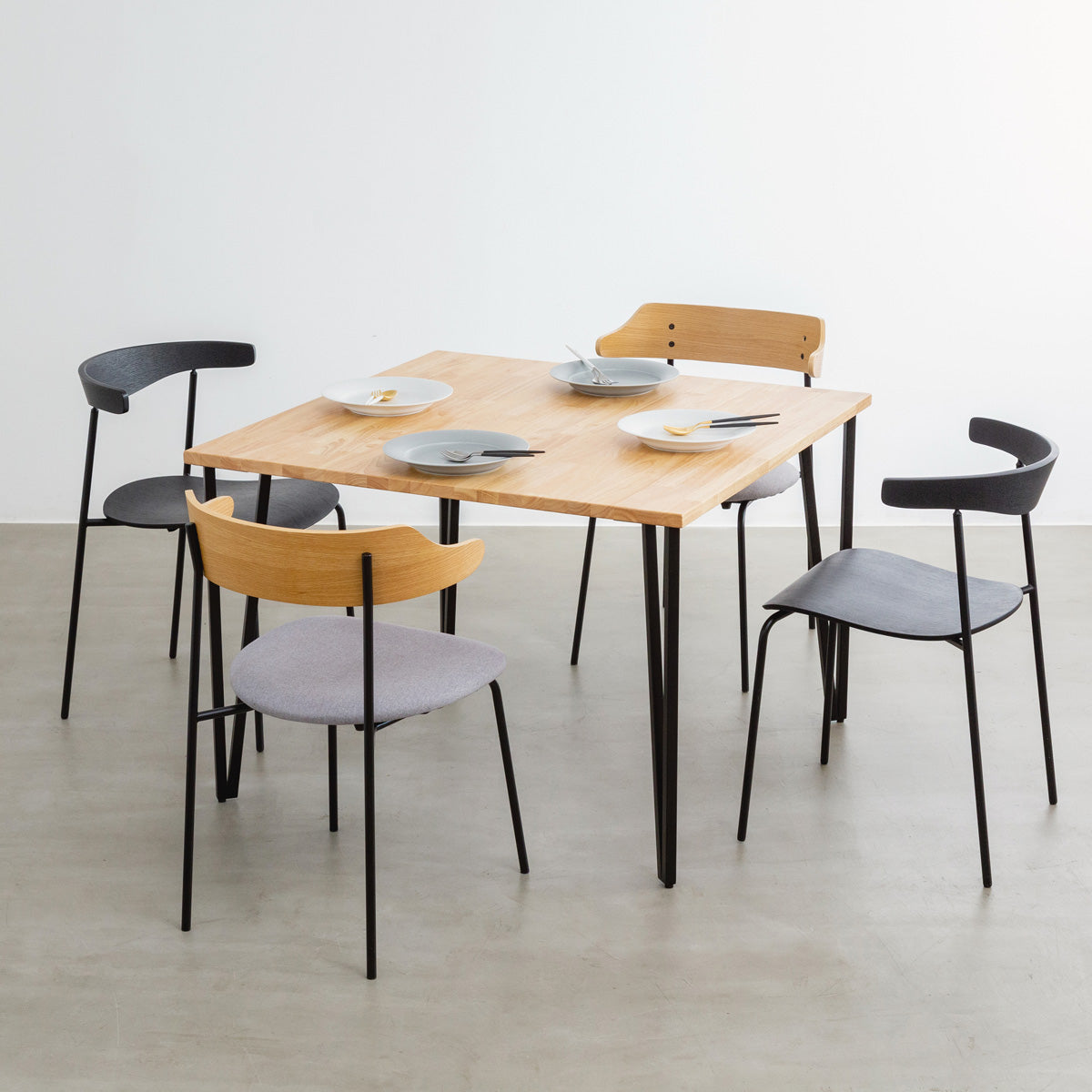 KANADEMONOのラバーウッドナチュラルとブラックトライアングルピン4本を組み合わせた一辺100cmスクエア型のカフェテーブルのコーディネート例2