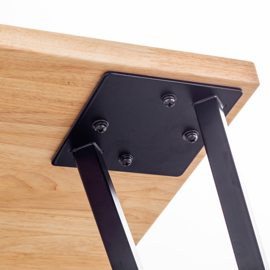 KANADEMONOのラバーウッドナチュラルとブラックトライアングルピン4本を組み合わせた一辺100cmスクエア型のカフェテーブル（天板と脚接合部分）