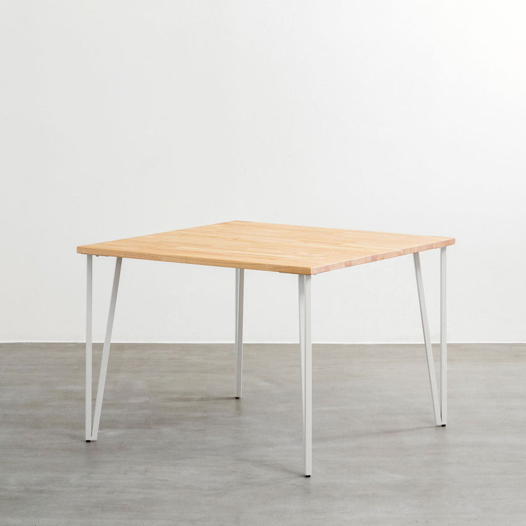 KANADEMONOのラバーウッドナチュラル天板とトライアングルStraightホワイト脚4本を組み合わせた100cmスクエア型のカフェテーブル（斜め）
