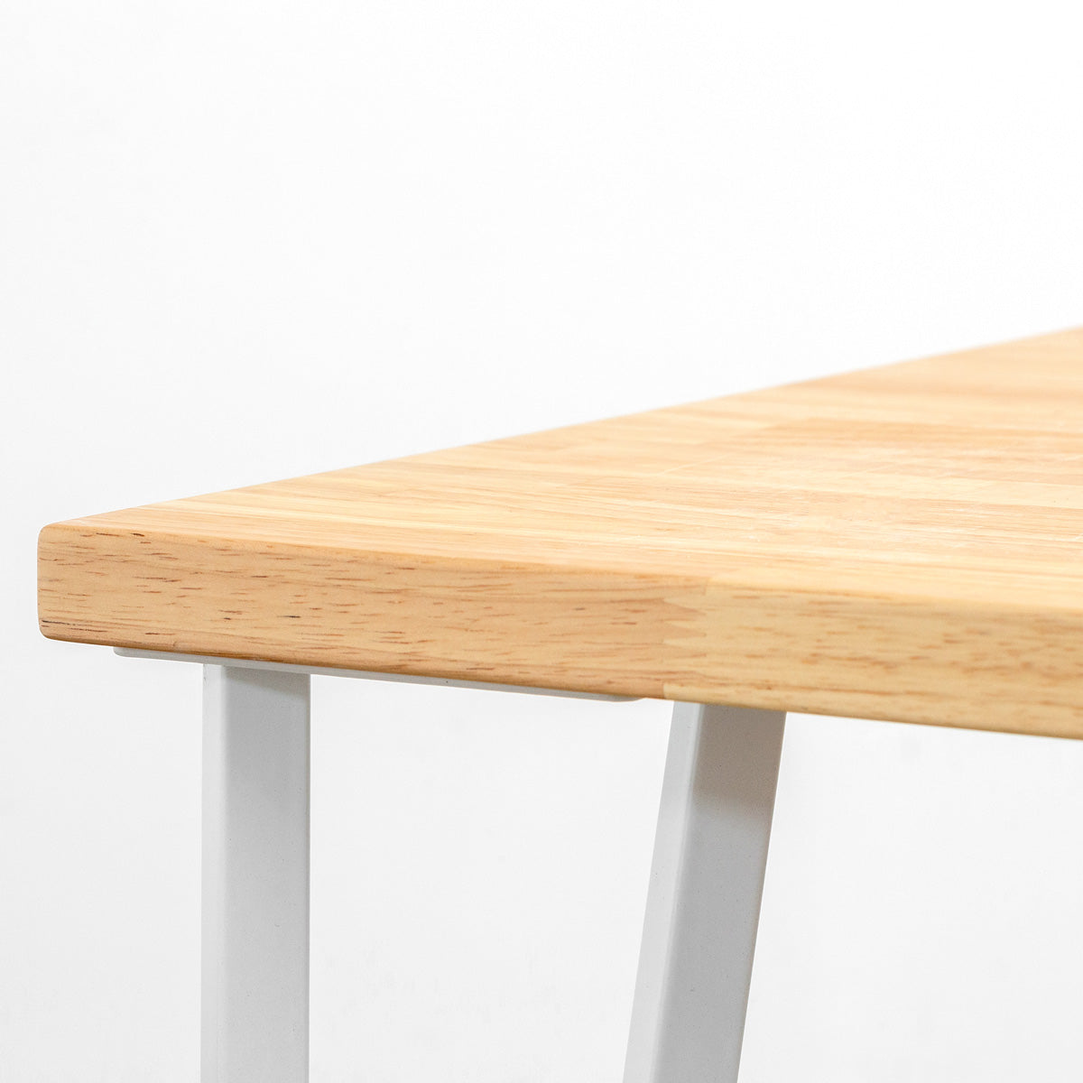 KANADEMONOのラバーウッドナチュラル天板とトライアングルStraightホワイト脚4本を組み合わせた100cmスクエア型のカフェテーブル（天板エッジ）