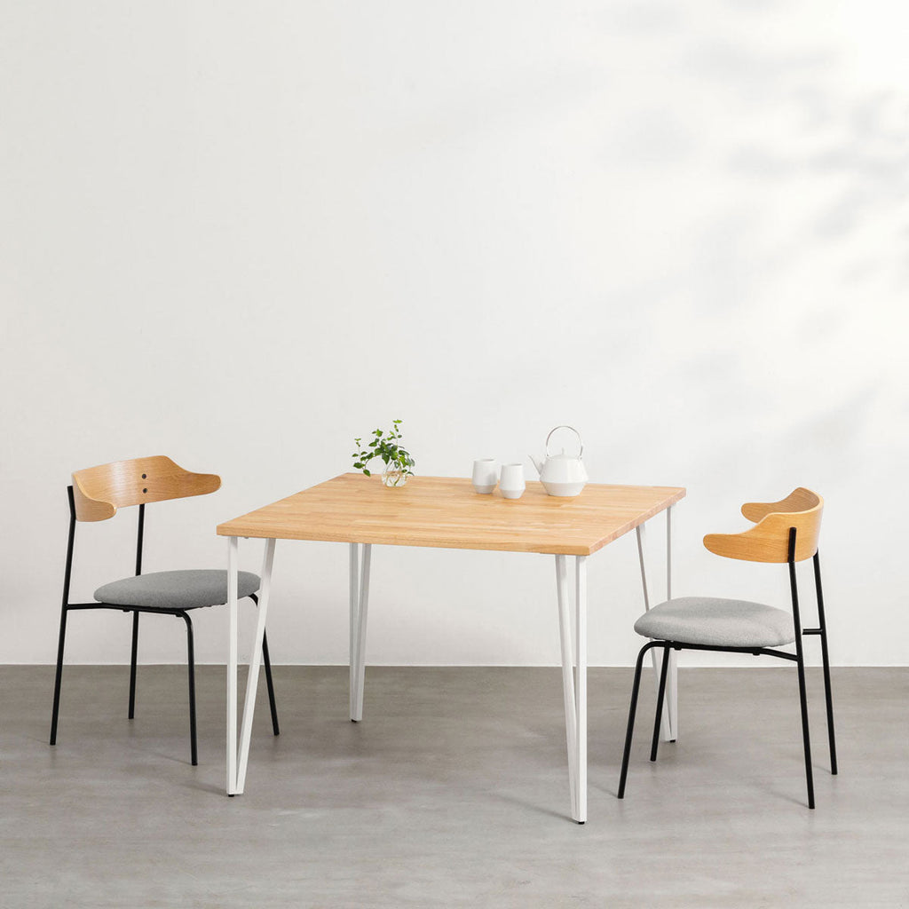 KANADEMONOのラバーウッドナチュラル天板とトライアングルStraightホワイト脚4本を組み合わせた100cmスクエア型のカフェテーブル（使用例）